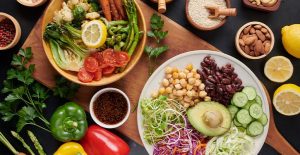 Frutas, legumes e vegetais dispostos em uma mesa recheada.