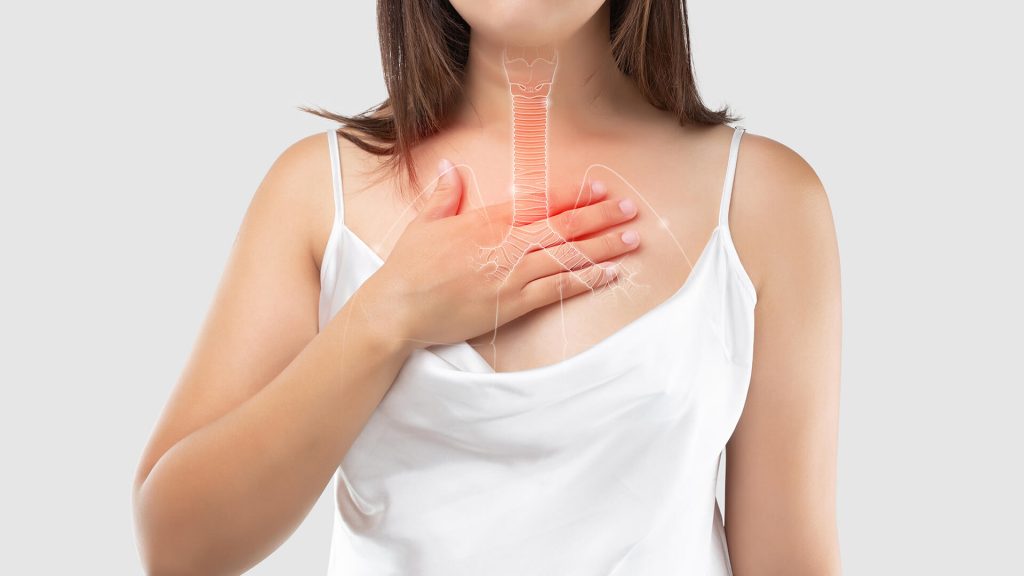 Doenças respiratórias Mulher vestida de branco, colando as mãos na altura dos pulmões
