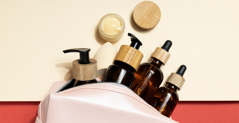 Um estojo com quatro embalagens de produtos para beleza
