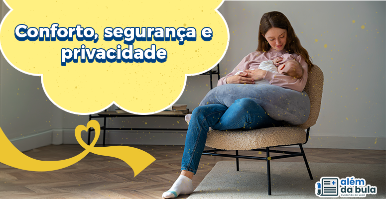 Na imagem consta uma mãe sentada em uma poltrona segurando um bebê e amamentando-o. Ela está de cabelos soltos, calça jeans, camisa rosa e meias. Na imagem, consta a seguinte frase: "Conforto, segurança e privacidade".