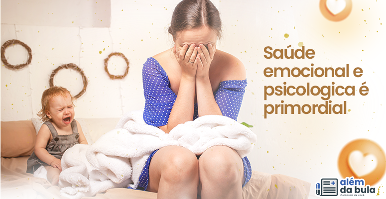 Na imagem mostra uma mulher caucasiana de vestido azul sentada na cama com as mãos no rosto e atrás tem um bebê caucasiano chorando. Na imagem também tem o seguinte texto: "Saúde emocional e psicológica é primordial". O tema central desse texto é a pega incorreta dos bebês