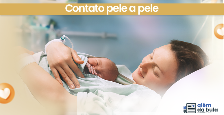 Mãe deitada em leito hospitalar segura bebê no peito em contato pele a pele, destacando vínculo e acolhimento logo após o parto.