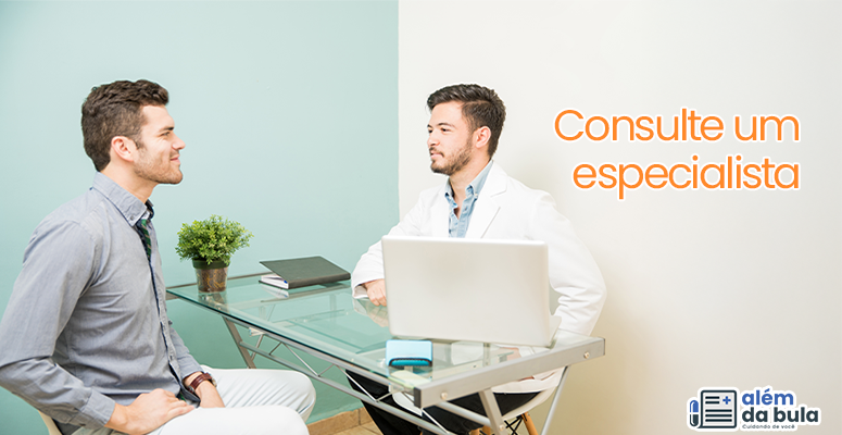Na imagem tem um médico e um paciente sentados em um 'consultório'. A seguinte frase consta na imagem: 'Consulte um especialista'.